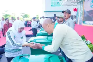 Gubernur Khofifah memimpin aksi bersih sampah dan penanaman pohon bersama 1.125 warga pada puncak Hari Lingkungan Hidup Sedunia 2026 di Surabaya.