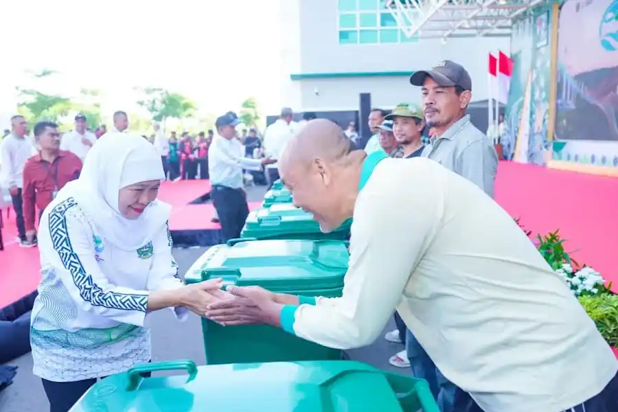 Hari Lingkungan Hidup Sedunia 2026, Khofifah Pimpin Aksi Bersih Sampah dan Tanam Pohon Bersama 1.125 Warga